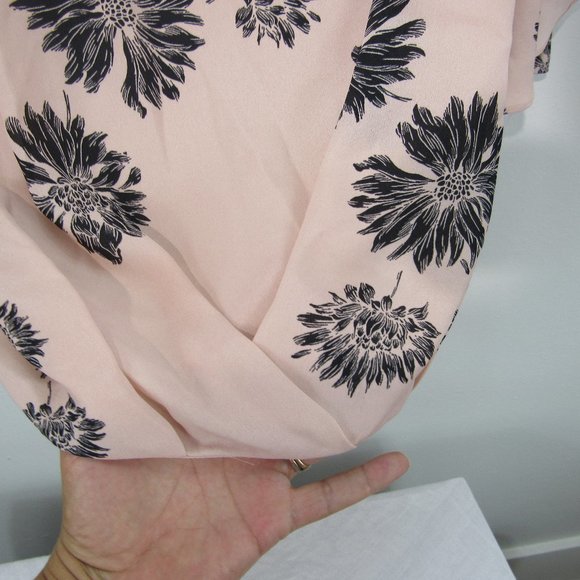 HOST PICK! Vince Cumuto women's pink floral twist top - Picture 4 of 13